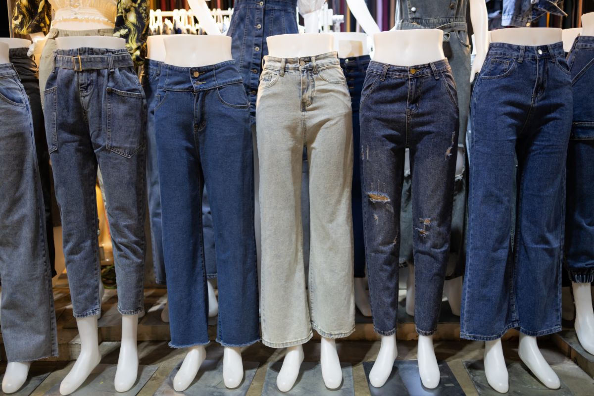Najmodniejsze spodnie na wiosnę 2024. To one podbijają wybiegi